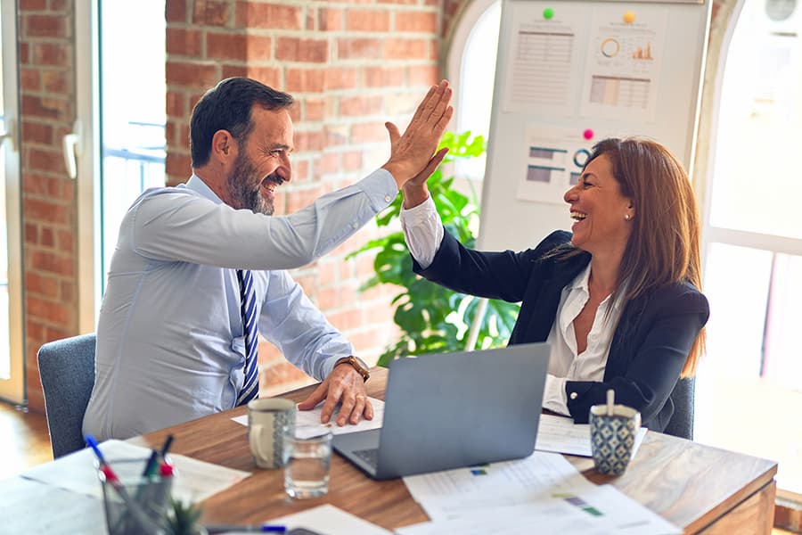 Ein erfolgsreicher Vertriebsabschluss. Zwei Menschen gratulieren sich